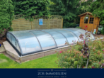 überdachter Swimmingpool