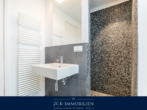 Badezimmer - Ostsee pur: Renovierte 3-Zi-Wohnung direkt am Strand, Parkett, EBK, Aufzug & fester Stellplatz!