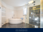 und Badewanne - Premium Ferienhaus in bester Lage von Göhren: Exklusives Massivhaus mit etablierter Ferienvermietung