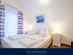 Schlafzimmer - 2 Zimmer Premium Ferienwohnung in Glowe, strandnah, zwei Balkone, Sauna, Kamin, inkl. Stellplatz!