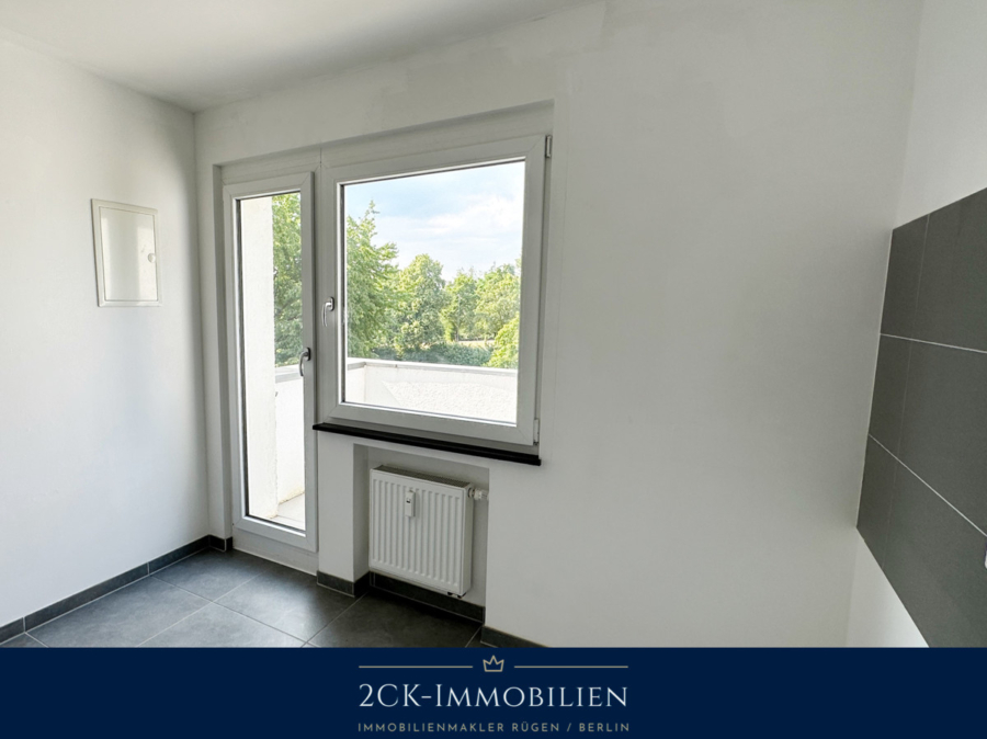 Küche mit Balkonzugang