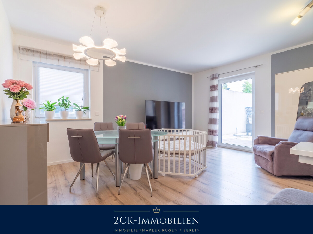 Wohnzimmer mit Zugang Terrasse