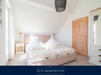 Schlafzimmer I - Ferienhaus an der Ostsee (78 m²): Kurzer Weg zum Strand, Boddenblick, Sauna, Whirlpool & Kamin!