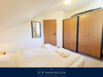 mit gr. Kleiderschrank - Binzer Ferienglück: 2 Zimmer Dachgeschoßwohnung mit Balkon in Strandnähe, TG-Stellplatz inklusive!
