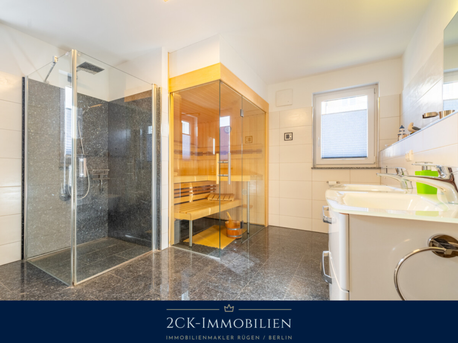 Badezimmer mit Walk In Dusche