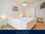 Schlafzimmer I - stilvoll und zentral: 3-Zimmer-Ferienwohnung im Hochparterre, 88 m², großer Balkon, Stellplatz inkl.
