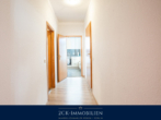Flurbereich - stilvoll und zentral: 3-Zimmer-Ferienwohnung im Hochparterre, 88 m², großer Balkon, Stellplatz inkl.