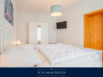 Schlafzimmer I - stilvoll und zentral: 3-Zimmer-Ferienwohnung im Hochparterre, 88 m², großer Balkon, Stellplatz inkl.