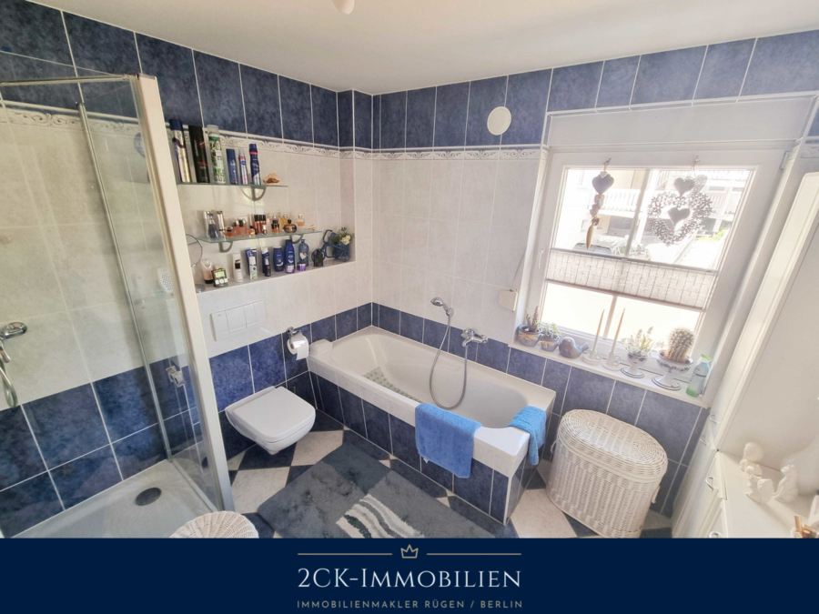 Badezimmer mit Dusche und Badewanne