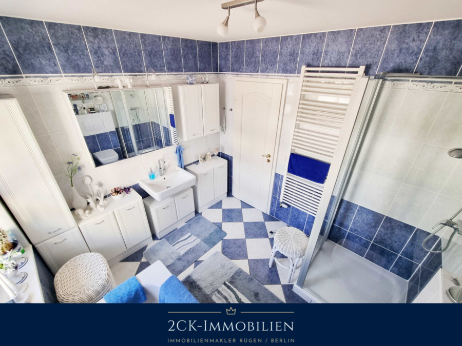 Badezimmer mit Dusche und Badewanne