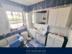 Badezimmer mit Dusche und Badewanne - Haus statt Wohnung: Ihr neuer 1. oder 2. Wohnsitz mit viel Platz und Carport im Ostseebad Göhren!