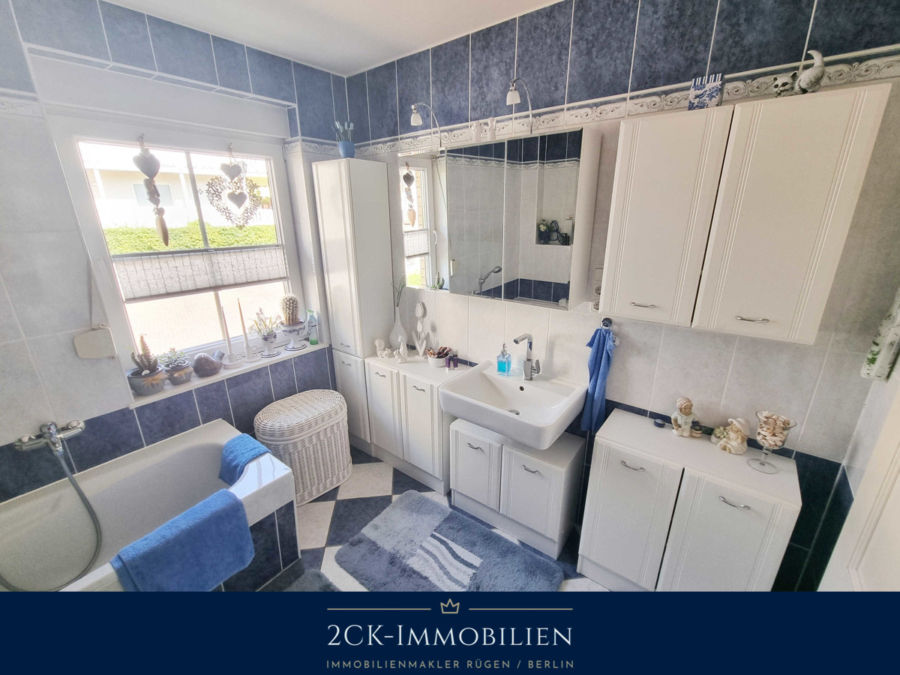 Badezimmer mit Dusche und Badewanne
