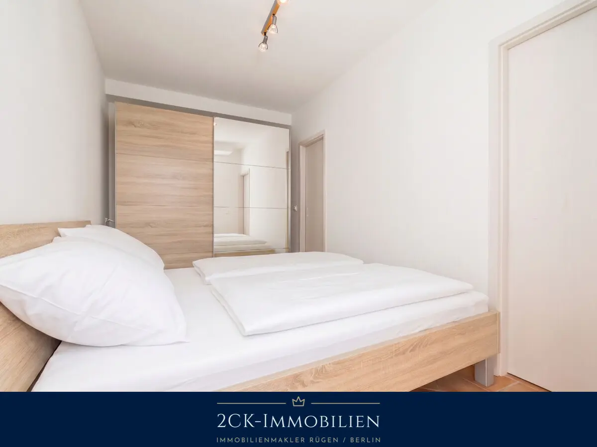 mit Kleiderschrank