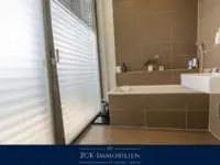 hell, mit Badewanne