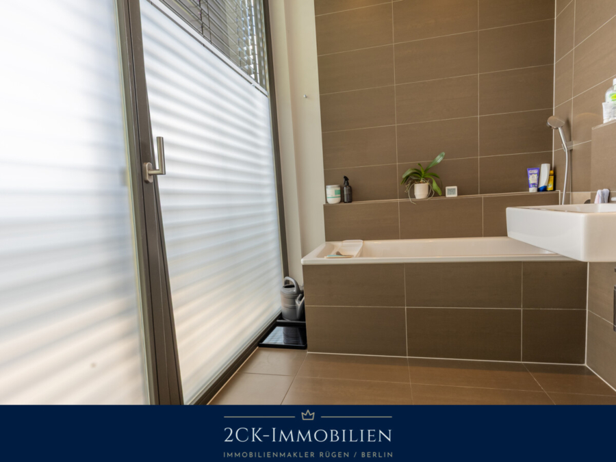 hell, mit Badewanne