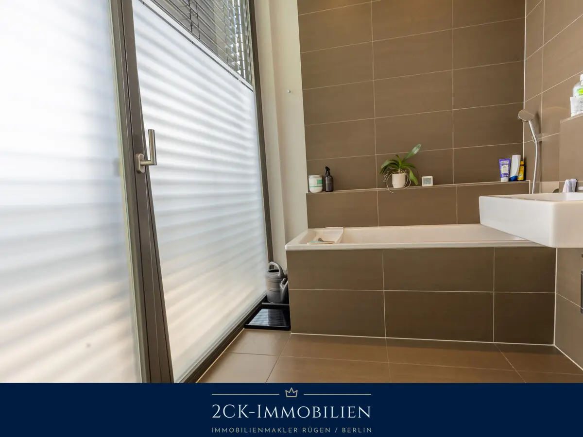 hell, mit Badewanne