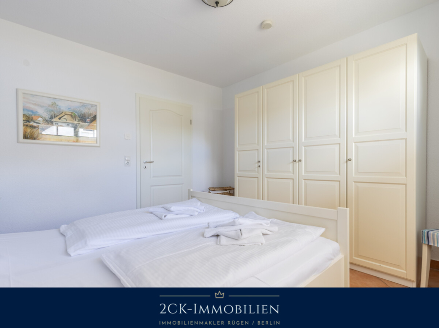 mit großem Schrank