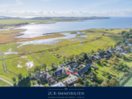 aus der Luft - vier Sterne, zwei Zimmer: Ferienwohnung in traumhafter Lage und Top Rendite im Ostseebad Mönchgut!