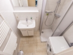 Badezimmer mit Waschmaschine - 2,5 Zimmer Ferien-Schmuckstück Bestlage im Seepark Sellin, 1. Etage, Tiefgaragenplatz inkusive!