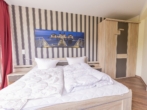 großes Doppelbett - 2,5 Zimmer Ferien-Schmuckstück Bestlage im Seepark Sellin, 1. Etage, Tiefgaragenplatz inkusive!