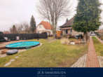 Blick in den Garten - Top saniertes Einfamilienhaus in Blankenfelde, 5 Zimmer, 2 Bäder, Pool, Garage, voll unterkellert!