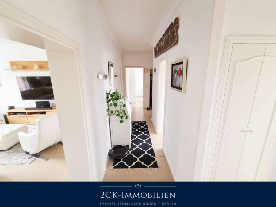 Flur mit Blick in das Wohnzimmer