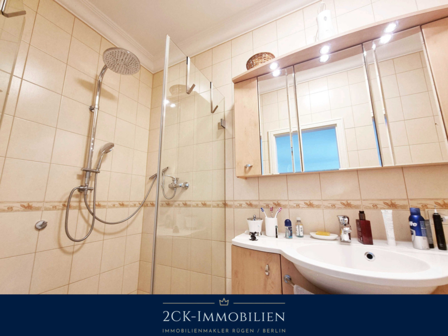 Badezimmer mit großer Dusche