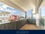 und mit Balkon