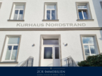 Kurhaus Nordstrand Eingang - Attraktiv, zentral, strandnah, ruhig: drei Zimmer Eigentumswohnung mit Meerblick, Ostseebad Göhren!