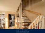 Treppe ins OG - Ihr Familienglück: 124m² Endhaus, 310m² Garten, 2 Terrassen, Küche, 2 Bäder, Office & 2 Stellplätze!