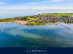 Dranske aus der Luft - 400 m zum Strand und Seebrücke: Massives Ferienhaus mit 2 Einheiten, Boddenblick & 600 m² Garten!