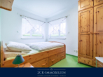 Schlafzimmer I EG - 400 m zum Strand und Seebrücke: Massives Ferienhaus mit 2 Einheiten, Boddenblick & 600 m² Garten!
