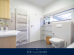 Badezimmer EG - 400 m zum Strand und Seebrücke: Massives Ferienhaus mit 2 Einheiten, Boddenblick & 600 m² Garten!