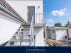 Zugang Wohnung OG - 400 m zum Strand und Seebrücke: Massives Ferienhaus mit 2 Einheiten, Boddenblick & 600 m² Garten!