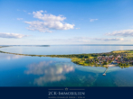 Dranske aus der Luft - 400 m zum Strand und Seebrücke: Massives Ferienhaus mit 2 Einheiten, Boddenblick & 600 m² Garten!
