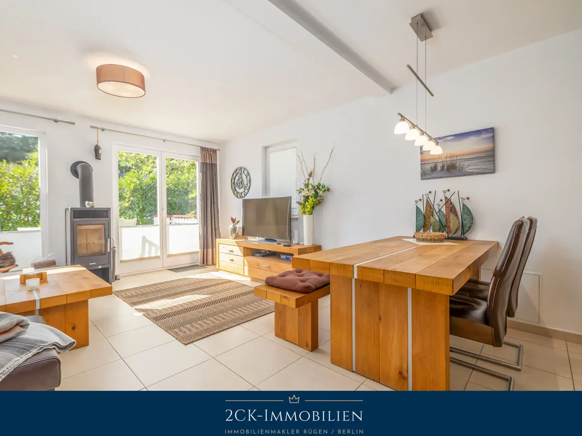 Wohnzimmer und Esstisch