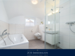 Bad mit Badewanne, tagesbelichtet