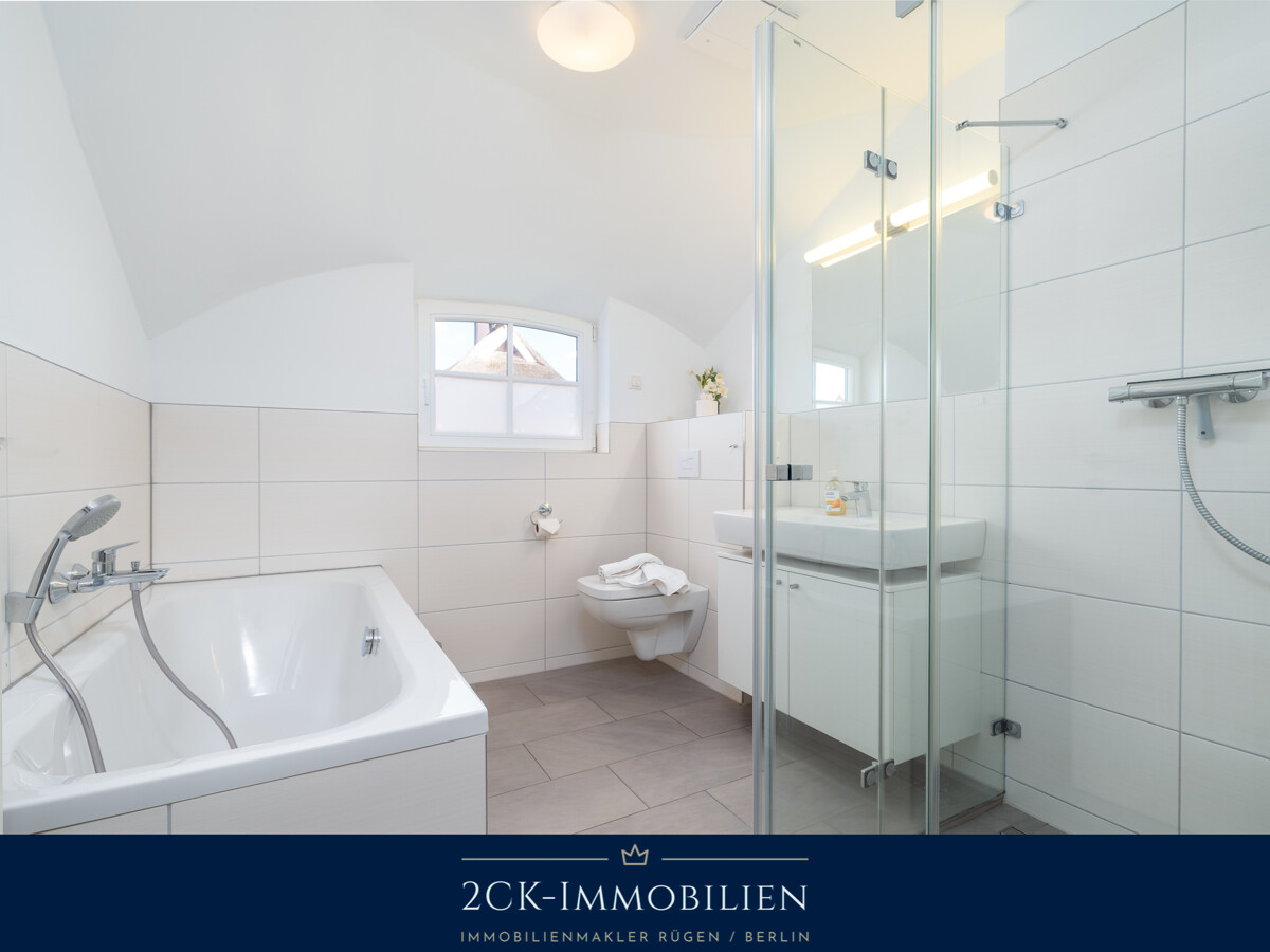 Bad mit Badewanne, tagesbelichtet