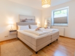 Schlafzimmer - Traumhafte 2-Zimmer-Eigentumswohnung nahe Breege Hafen – 64 m², modern & möbliert, Süd-West Terrasse