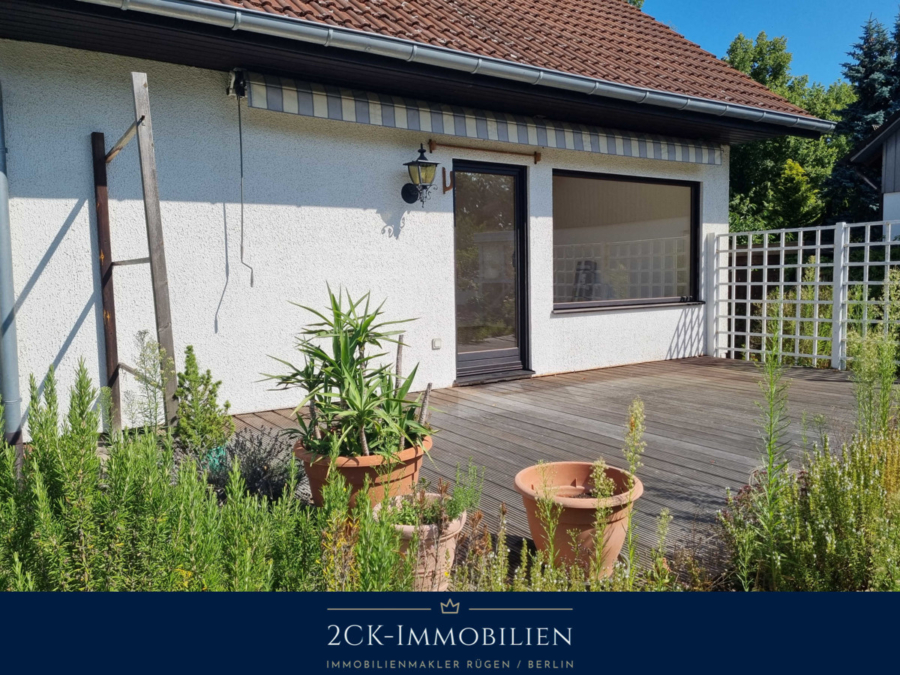 Blick auf die Terrasse mit Markise