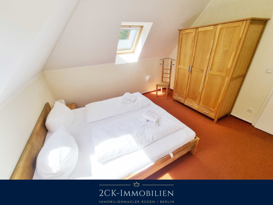 mit Kleiderschrank
