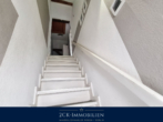 Treppe in das DG - Ihr Traumhaus in Blankenfelde: Modern, großzügig, mit Pool, Garage & viel Platz für die Familie!