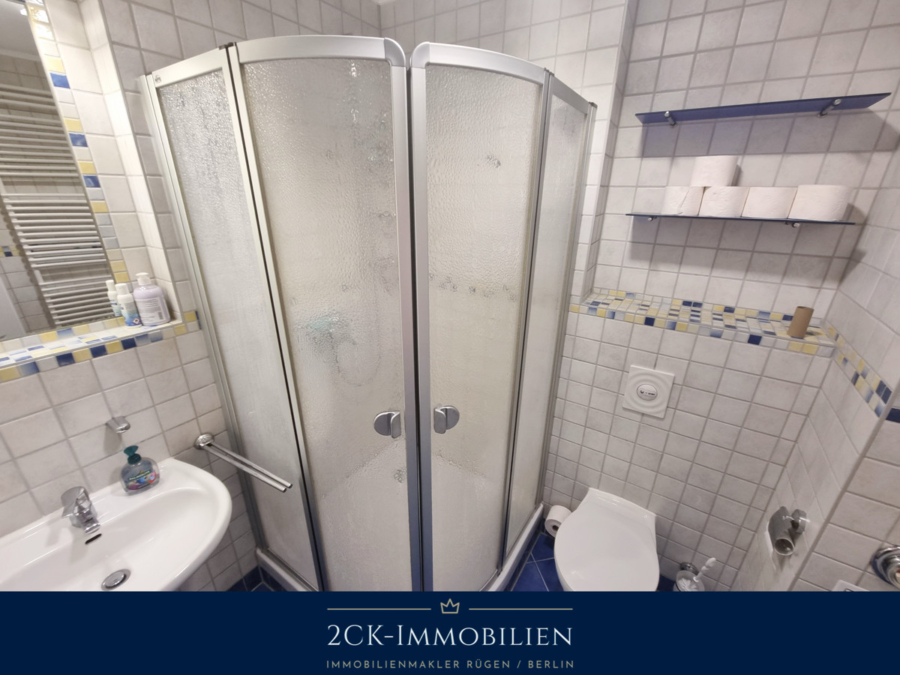 Duschbadezimmer mit Fußbodenheizung
