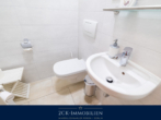 Gäste WC - 2,5-Zimmer-Ferienwohnung im Seepark Sellin, hochwertig möbliert, voll ausgestattet, Tiefgarage!
