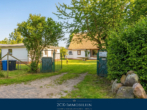 Einfahrt - Rügen authentisch erleben: Zwei Häuser, ein Grundstück und der Blick auf den Bodden!