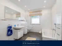 Bad mit Badewanne