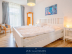 Schlafzimmer I - Stilvoll und zentral: 3-Zimmer-Ferienwohnung, 88 m², großer Balkon, Stellplatz, im Ostseebad Göhren!