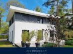 Exklusives Traumhaus im Bauhausstil auf 950m² gepflegtem Grundstück in ruhiger Lage in Glowe! - Traumhaus Außenansicht