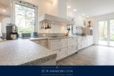 Exklusives Traumhaus im Bauhausstil auf 950m² gepflegtem Grundstück in ruhiger Lage in Glowe! - Blick auf die Küche mit Granitplatte