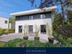Exklusives Traumhaus im Bauhausstil auf 950m² gepflegtem Grundstück in ruhiger Lage in Glowe! - Außenansicht 60m² Südterrasse